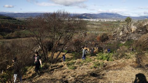 Alumnos de Vern y Xinzo participaron en la salida al monte.