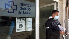 Centro de salud de Ribeira, el pasado mes de diciembre, con un cartel informativo de la ausencia de m�dicos