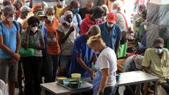 Personas esperando el reparto de comida por personal de una ONG en La Habana, la capital de Cuba.