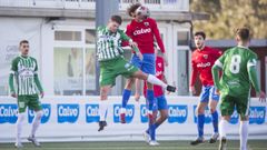 Carlos, del Bergantios, salta para cabecear el baln, en el duelo de este domingo en As Eiroas frente al Somozas