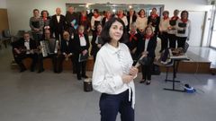 Martu Ram&iacute;rez, directora de los coros municipales de Monte Alto y Os Mallos, durante un ensayo en el centro c&iacute;vico de Monte Alto