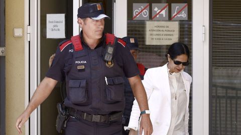 Julia L, la psicoterapeuta de la familia Andic, a la salida del juzgado tras declarar esta ma�ana ante la jueza del juzgado de Martorell (Barcelona).