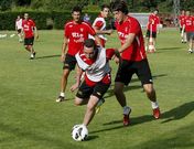 Rub�n Dur�n, tratando de hacerse con el bal�n en el primer entrenamiento del a�o pasado.