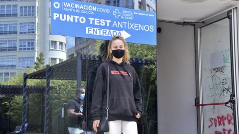 Cristina Bey Senra, 17 a�os: �Los d�as que hace malo no hay excusa para no venir y hacer la cola. Es mejor prevenir que curar�