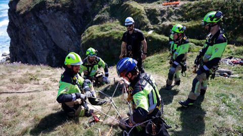 Los bomberos del SPEIS de Nar�n, en la formaci�n de rescate vertical por los acantilados de Pena Lopesa