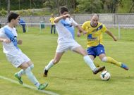 El jugador del Mazaricos Chenel (de amarillo) acosa a un rival del Zas el domingo en Pe�a de Ouro. 