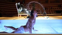El bajo-barítono Gianluca Margheri (Leucippo) se queda en calzoncillos y su personaje se ahoga en el segundo acto.