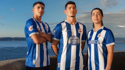 Samu Fern�ndez (izquierda), Miguel Loureiro (centro) y Eva Dios, posando con la nueva camiseta en la Torre de H�rcules.