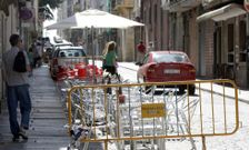 <span lang= es-es >Una medida aplicada en el verano de 2012</span>. El anterior gobierno local ya permiti� una medida similar a siete negocios de la calle Mar�a, que denunciaron el agravio comparativo con otros negocios de manzanas vecinas peatonalizadas en verano para instalar terrazas. Fue una medida temporal, que se prolong� apenas dos semanas. Ahora se propone que lo puedan hacer todo el a�o. 