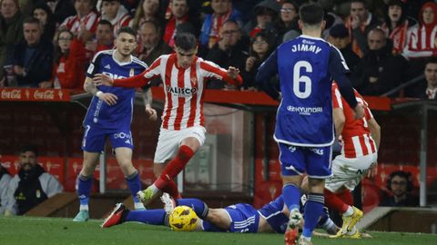 Derbi asturiano entre el Real Sporting de Gijon y el Real Oviedo en El Molin�n