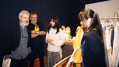 Lorenzo Caprile, junto a las creadoras de la marca slow fashionTuuinx, de Ames