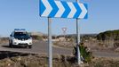 Un veh�culo de la Guardia Civil pasa junto al lugar donde se encontr� el cuerpo sin vida de Esther L�pez