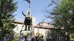 Retiran la estatua de Manuel Fraga de los jardines de Torrado de Cambados