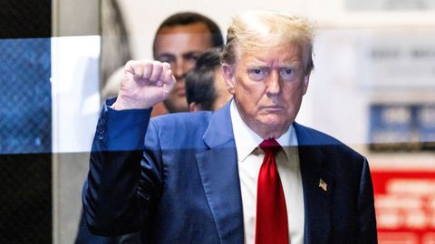 Trump, el martes saliendo del tribunal de Manhattan.