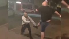 El autor, de blanco, en el momento de agredir a otro hombre