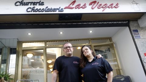Jes�s y Lorena, a las puertas del nuevo negocio, ubicado en el 88 de la calle Mar�a