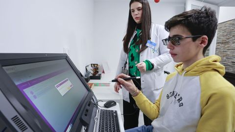 La óptica-optometrista Ana López Andón con un usuario del sistema WiVi