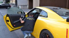 Un guardia civil examina el coche que circulaba a 201 kil�metros por hora por una carretera de Ponteceso
