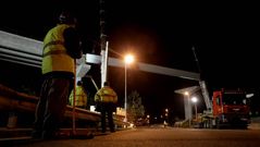 Colocaci�n de vigas en la obra de la tercera ronda