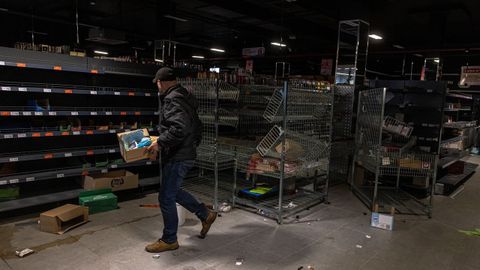 Supermercados abandonados. Un civil busca agua y otro tipo de vveres en un supermercado abandonado en Irpn, en la provincia de Kiev.