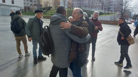 Abrazos de feligreses a los tripulantes nepal�es despu�s de que el cura Juan Antonio Terr�n�les acompa�ase el�pasado mi�rcoles�a conocer la sentencia,y confirmarse que no volver�n a prisi�n