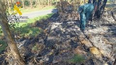 Un agente del Seprona en uno de los incendios ocurridos en la comarca de A Coru�a