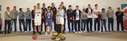 Los tres capitanes, Chagoyen, Pozas y McGrath, mostraron los tres equipajes de esta temporada junto al resto de compa�eros e integrantes del cuadro t�cnico.