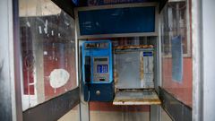 Las cabinas telef�nicas abandonadas afean el entorno de los concellos