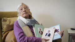 Mar�a Luisa Castro Villamar�n posa con los tres libros de poemas sobre su vida.