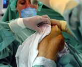 Operaci�n en el Cl�nico de una rodilla por traumat�logos, la especialidad con mayor demanda. 