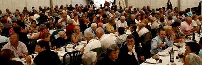 Los asistentes disfrutaron de la celebraci�n religiosa, la m�sica y un men� compuesto por mejillones, empanada, jam�n asado y larpeira.