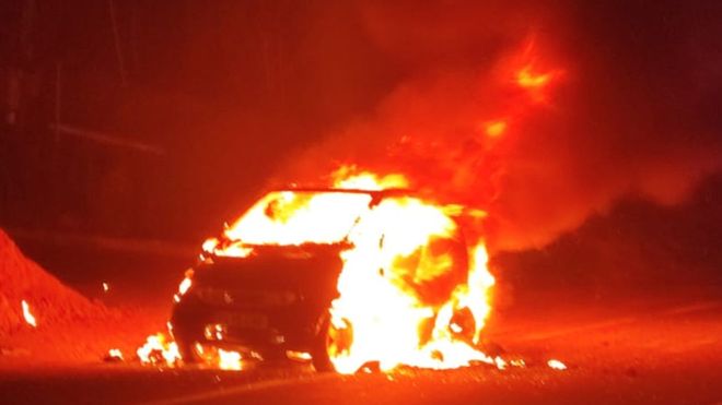 Las llamas cubrieron el coche por completo