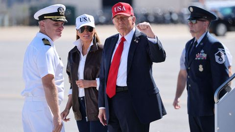 El presidente Donald Trump y la primera dama Melania Trump llegan a la Estacin Naval Norfolk Chambers Field, en Virginia, este domingo.