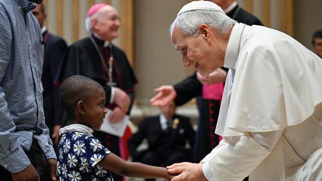 El papa mantuvo ayer su agenda de actos a pesar del anuncio de su inminente operaci�n. En la imagen saluda a una ni�a que particip� en la visita de los integrantes del Circolo San Pietro, en el Vaticano