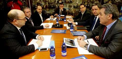 Los seis consejeros del Deportivo y el administrador concursal, al fondo, antes de celebrarse la primera reuni�n de la nueva era.