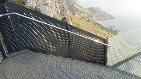 Escaleras con la barandilla acristalada, instalada por Ales Iluminación en el mirado de Gibraltar.Escaleras con la barandilla acristalada, instalada por Ales Ingeniería en el mirado de Gibraltar