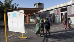 Dos mujeres con hiyab, acompa�ando a sus hijos a la guarder�a.