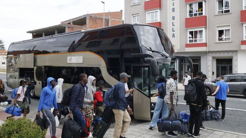 Llegada este viernes a Monterroso de 20 refugiados, que se suman a los otros cien que llegaron el jueves