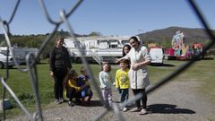 Silvana, en el centro de la imagen, acompa�ada por varios de los peque�os y madres de las familias de Benavente