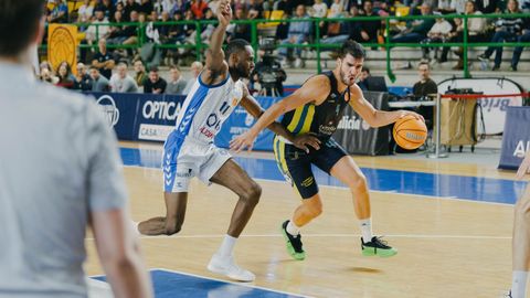 Sergio Rodrguez (COB), con el baln, ante Bidias.