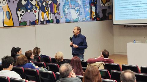 El catedrtico de Informtica de la Universidad de Oviedo, Juan Manuel Cueva Lovelle, en uno de los actos de campaa