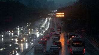 Veh�culos circulando por una carretera en Pek�n, la capital china, en agosto del 2026.