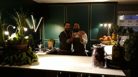 Los chefs gallegos Dani L�pez y �lvaro Fuentes, el jueves antes de comenzar su primer servicio en Doha