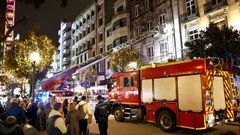 Desprendimientos en una fachada de la plaza de Compostela obligaron a los bomberos a intervenir a ultima hora de la tarde