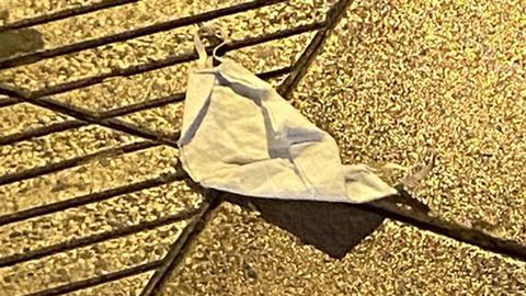 Mascarilla tirada en Avil�s