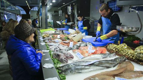 Ambiente en las pescaderas de la plaza de Abastos de Lugo a pocos das de Navidad 