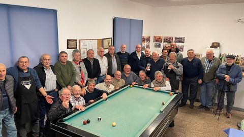 Participantes en el campeonato de tute de Brexo-Lema, en Cambre