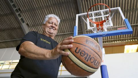 Manolo Campa�a, diante dunha canastra no pavill�n vello do Monte da Vila, onde todo comezou.