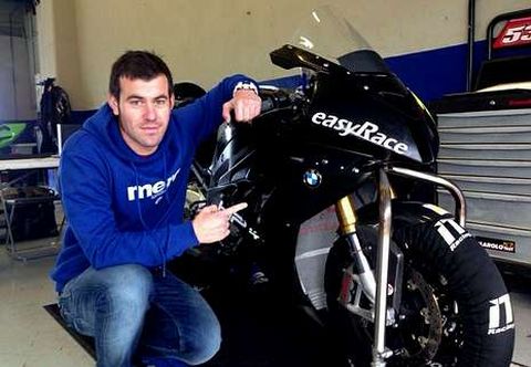 Dani Rivas posando con su nueva moto, la BMW de 1000 cc.