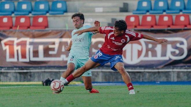 Cristian Carro disputa un esf�rico con Camacho